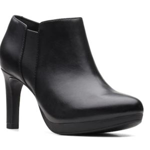 SOLD *NIB* Clarks Leather Booties 🖤